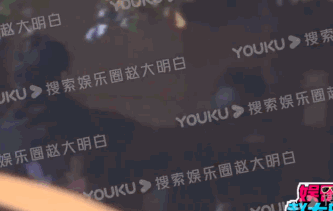 孙千粉色袜子（大长腿肉脸甜妹孙千被拍与男子紧抱）(19)