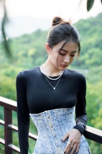 ​徐璐最新造型写真释出 牛仔套装穿搭时髦精致