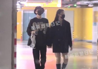 ​许嵩与女生手牵手逛商场 有说有笑一起回家