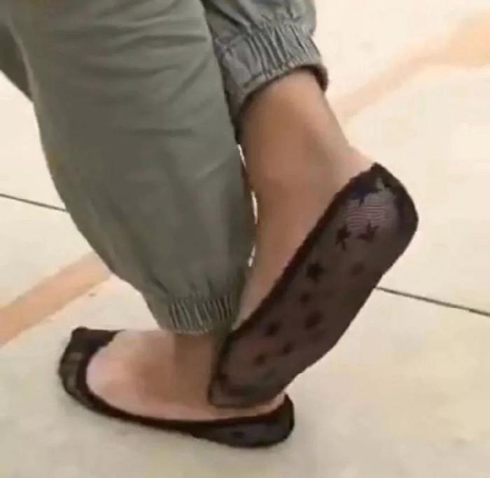 老公出门穿了我的船袜，感觉性感中带着一丝 sao 气……