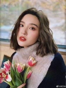 ​唐艺昕晒长短发对比照 风格百变颜值高 唐艺昕在社交平台分享自己的长发和短发