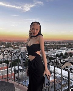 ​大秀身材！BLACKPINK朴彩英穿黑裙在阳台拍照