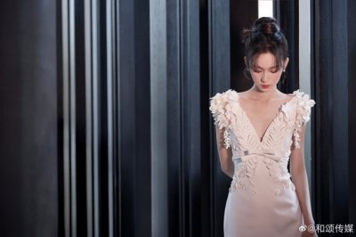 ​冷脸少女！周也扎丸子头穿深V裙显优雅 7日，一组周也最新写真图曝光。她身穿