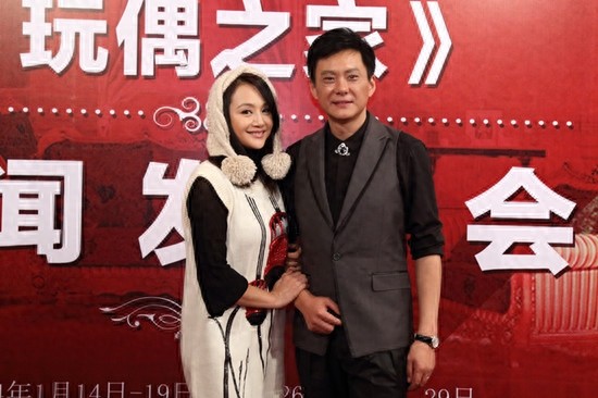 45岁王斑的42岁妻子曹颖近照