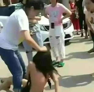 ​惩罚背后的痛与无奈：妻子扒光小三游街引发讨论