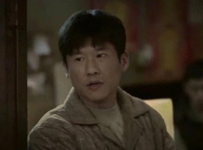 ​演员王骁：40岁走红，平凡妻子生一女，母亲王馥荔骄傲