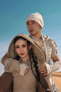 ​刘畊宏和妻子王婉霏沙漠写真来袭，手牵手跳操好甜蜜好浪漫