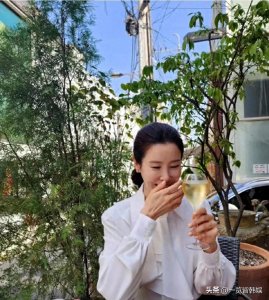 ​李泰兰晒近照幸福满溢 出演黄手帕清纯动人 嫁企业家老公恩爱的多年