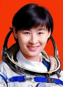 ​英雄航天员刘洋全家福首次亮相，老公帅气，儿女绕膝幸福一家人