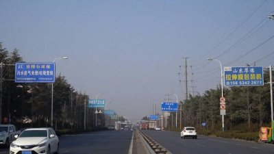 ​诸城开展户外广告整治 美化空中风景线