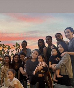 陈冠希前任杨永晴抱娃露脸，结婚五年已有俩娃，二宝胖嘟嘟像母亲