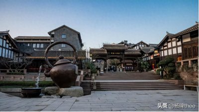 ​重庆磁器口：古韵石板路、宝轮寺等，藏山城风情美食。