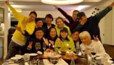 ​古巨基为51岁老婆庆生，素颜出席如少女，有爱情滋润就是不一样