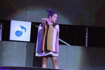 ​何洁现音乐颁奖礼 老公赫子铭背景与释小龙分手原因