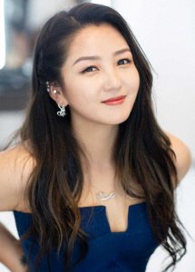 ​何洁前夫大口撸串不在乎形象，离婚6年仍单身，儿女喊继父爹地