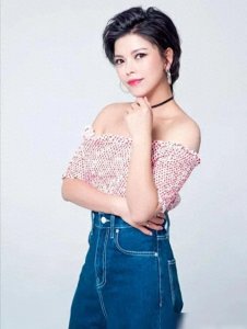 ​40岁的慕容晓晓因一首歌大火，为了整容花上百万，老公身份成谜