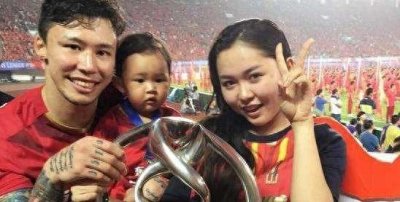 ​家有贤妻，助夫一半，今天我们一起来看看国足队员背后的妻子们