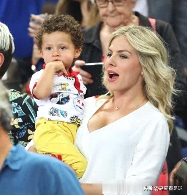 金发大波浪、颜值赛明星，皇马巨星的妻子不能更美了