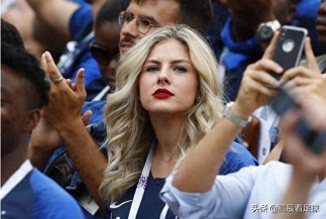 金发大波浪、颜值赛明星，皇马巨星的妻子不能更美了