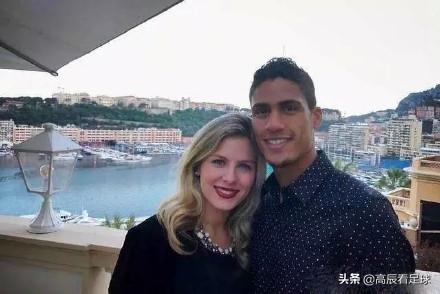 金发大波浪、颜值赛明星，皇马巨星的妻子不能更美了