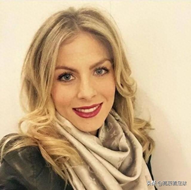 金发大波浪、颜值赛明星，皇马巨星的妻子不能更美了