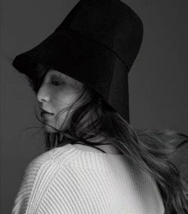 ​36岁唐嫣怀孕写真曝光，身穿宽松巧遮孕肚，笑容甜美更似小女孩