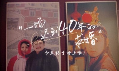 ​58岁欧阳奋强近照曝光，单膝下跪向爱妻求婚，妻子穿白纱很有气质