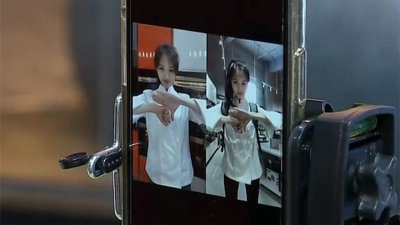 ​为6岁儿子拍“吃鸡”手指舞视频获5千万点击 美女烘焙师成“网红”