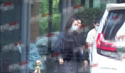 ​白百何素颜状态大变？36岁驼背明显似有发福，和助理对比太明显