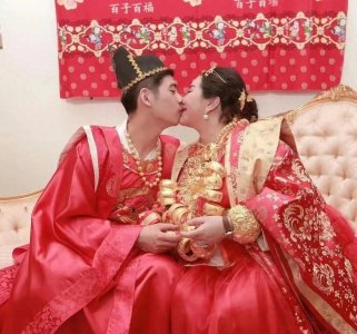 ​何超盈：倒贴14亿下嫁东北小伙，结婚6年被丈夫宠成宝！