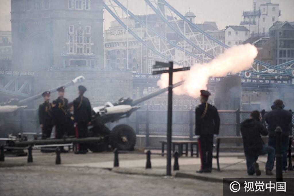 英国皇家炮兵鸣41响礼炮 庆祝女王加冕65周年