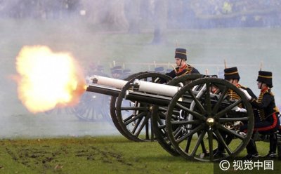 ​英国皇家炮兵鸣41响礼炮 庆祝女王加冕65周年