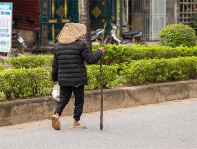 ​走丢30年的素芬回来了，她想和丈夫破镜重圆，丈夫没有同意