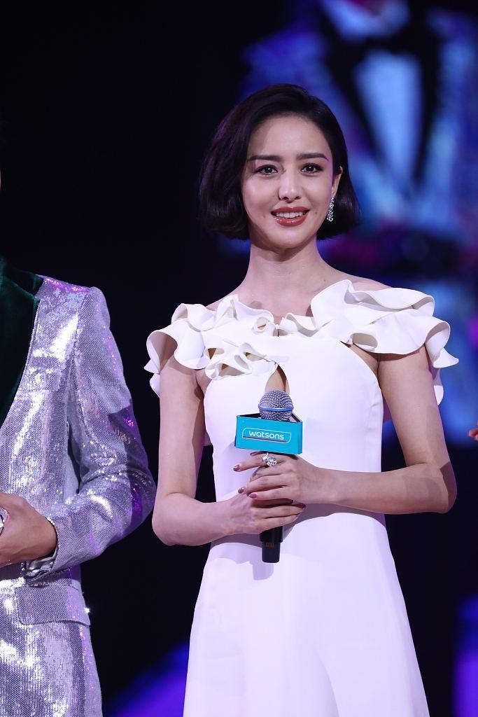 佟丽娅个人资料简介（“隐形富婆”佟丽娅：坐拥3000平豪华庄园，白手起家如今身价过亿）