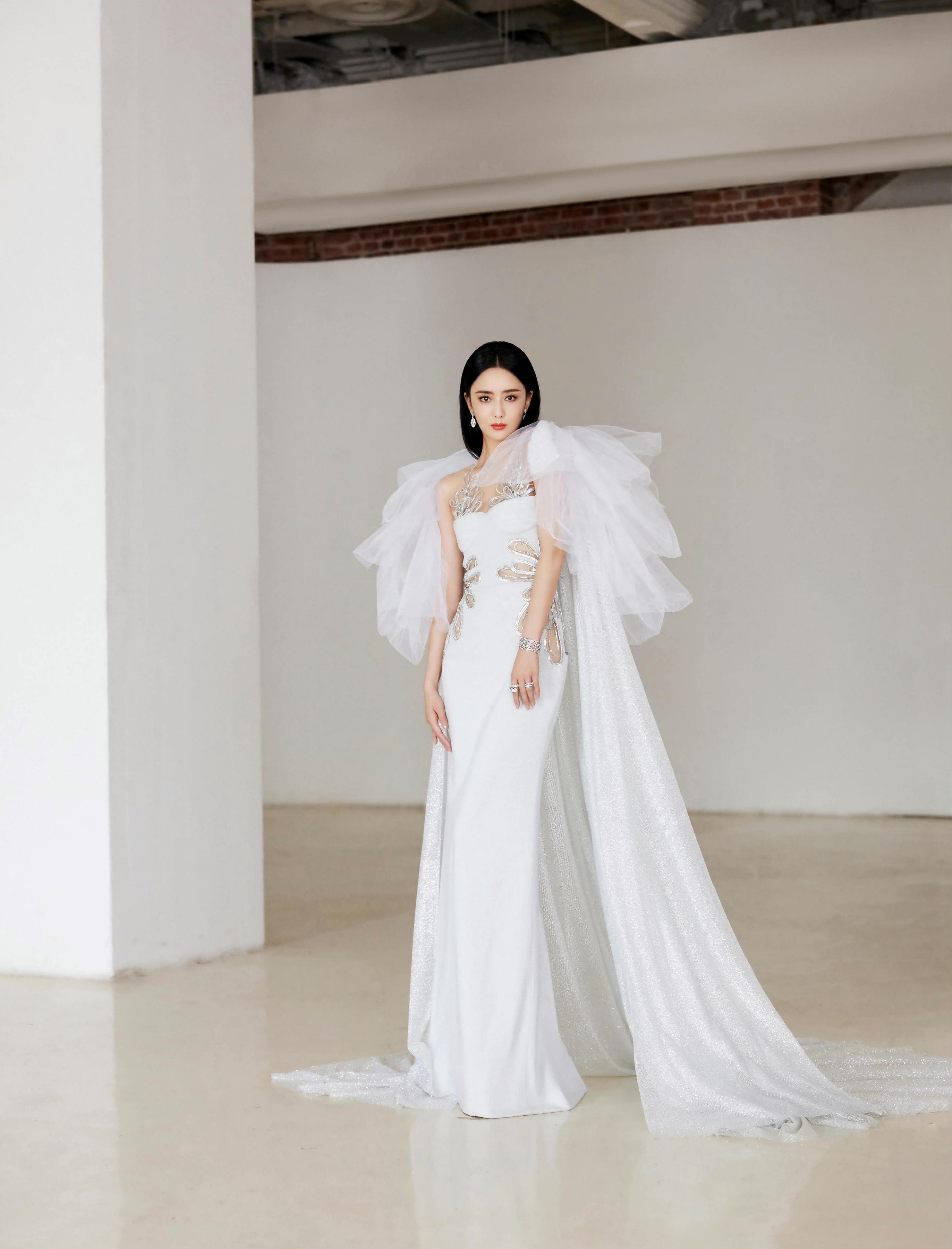 佟丽娅个人资料简介（“隐形富婆”佟丽娅：坐拥3000平豪华庄园，白手起家如今身价过亿）