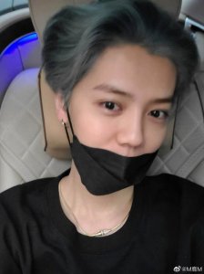 ​30岁鹿晗怼脸自拍状态好，超豪华座驾意外曝光，价格超400万