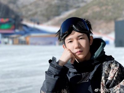 ​王源新专辑筹备中 与好友录音室热聊画面温馨