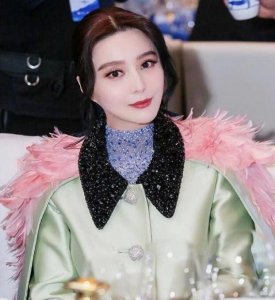 ​范冰冰穿粉色羽毛披风 肤白貌美女神范十足