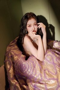 ​虞书欣鎏金紫礼服大片释出 光影公主波浪卷气质动人