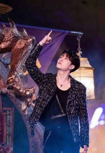 ​张艺兴离开SM，十年来，他经历太多了