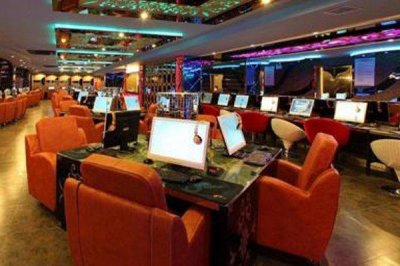 ​上海网吧门事件女主角网管睡着了恋人开始运动