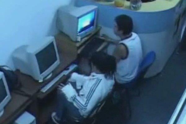 上海网吧门事件女主角 网管睡着了恋人开始运动