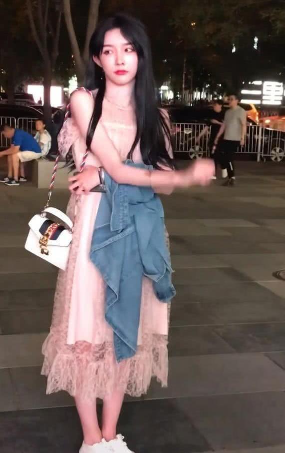 艾比究竟美不美?看到路人镜头下的他,“男人脸”十足!