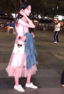 ​艾比究竟美不美？看到路人镜头下的他，“男人脸”十足！