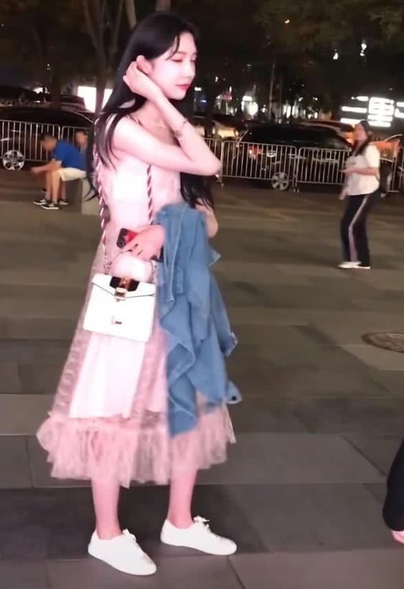 艾比究竟美不美?看到路人镜头下的他,“男人脸”十足!