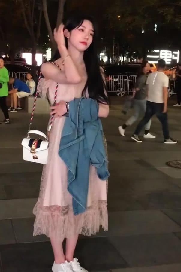 艾比究竟美不美?看到路人镜头下的他,“男人脸”十足!