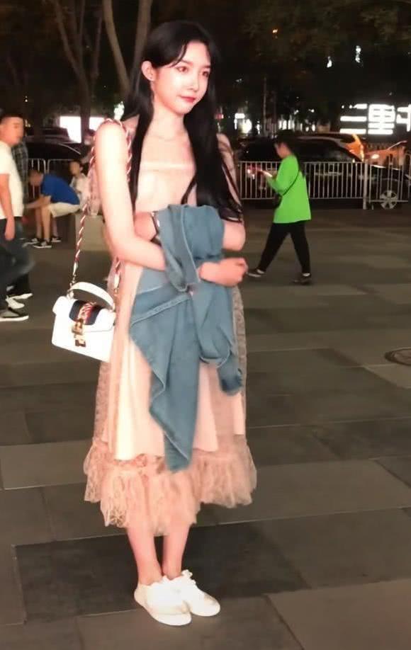 艾比究竟美不美?看到路人镜头下的他,“男人脸”十足!