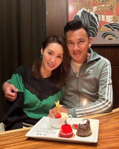 ​郭可盈生日庆祝活动多 分享一家三口全家福 喝名贵红酒助兴