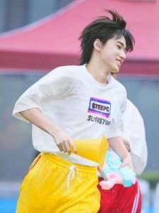 ​宋亚轩：揭秘其备受捧背后的原因及家庭背景