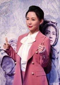 ​潘晓婷穿西装制服，身材圆润，上围傲挺，尽显成熟韵味，即使快40岁也魅力依旧